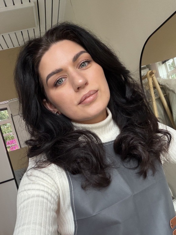 Neglestylist Yana i arbeid